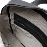 Mochila negra de cuero texturado con bolsillo frontal y asa superior.
