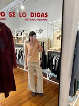 Musculosa de escote en V con costuras frontales visibles, confeccionada en una mezcla de algodón y lino. Presenta un corte recto y holgado, ideal para un look fresco y versátil.