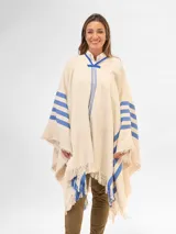 Poncho color crema con rayas horizontales azules y flecos en el ruedo.