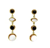 Aretes largos colgantes, con engarces de bronce, compuestos por cuatro elementos: un cabezal redondo con piedra negra, un óvalo con piedra blanca nacarada, un círculo con piedra negra y un colgante inferior redondo con piedra blanca nacarada.