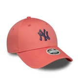 Gorro New Era modelo 9FORTY League Essential, color salmón, con logo de los New York Yankees bordado en azul marino. Es un modelo ajustable para mujer.