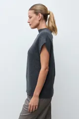 Chaleco de punto con mezcla de cashmere, color gris melange, con cuello alto y mangas cortas estilo sisa.
