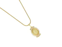 Cadena de eslabones tipo cuerda con dije de medalla milagrosa enmarcado por circonias brillantes y detalles en forma de abanico.