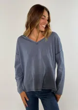 Blusa azul de manga larga con escote en V.