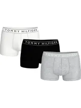 Pack de tres calzoncillos tipo trunk de Tommy Hilfiger, confeccionados en algodón elástico. Incluye un modelo blanco, uno negro y uno gris melange, todos con cintura elástica con el nombre de la marca estampado.