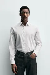 Camisa de hombre de manga larga, corte regular fit, con diseño de rayas verticales sutiles, cuello italiano y cierre frontal con botones.