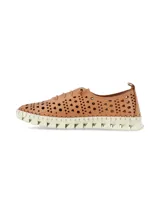 Sneaker Fiorella de cuero napa tostado con perforaciones geométricas y suela de caucho blanca con diseño zigzag.