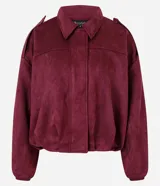 Campera bomber de gamuza sintética color bordó, con cuello clásico, cierre frontal, hombros caídos y puños ajustados.