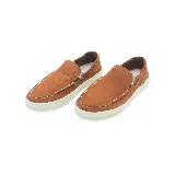 Zapato marrón de cuero con cordones laterales y suela blanca.