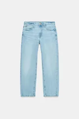 Jeans de tiro medio con cinco bolsillos, pernera recta y corte cropped. Cierre frontal con cremallera y botón.