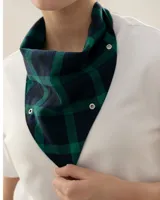 Bandana triangular de tela con estampado a cuadros en tonos verde y azul marino. Presenta ojales metálicos distribuidos en los bordes para la personalización con accesorios y un aro metálico en la punta inferior.