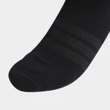 Pack de tres pares de medias Adidas de media caña, color negro, con plantilla acolchada y refuerzo en el arco plantar. Presentan el logo de la marca bordado en el lateral y las tres bandas características en la zona del empeine.