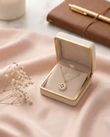 Collar de acero con baño de oro, compuesto por una cadena fina y un dije circular con incrustaciones de nácar y circonias.