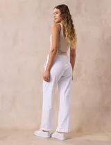 Pantalón blanco de tejido suave, corte ancho y pretina elastizada.