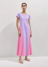 Vestido largo combinado de lino con diseño en bloques de color lila y rosado, cuello redondo y manga corta.