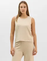 Musculosa de tejido fino en color amarillo, con cuello redondo y diseño sin mangas.