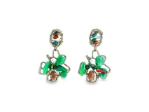 Aros colgantes largos artesanales de alambre plateado con cristales en tonos verdes, rojos y cobrizos, con diseño calado y estructura ligera.