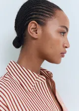 Camisa de corte recto y diseño a rayas verticales en tonos terracota y blanco, con cuello camisero, cierre frontal de botones y mangas largas con puños abotonados.