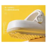 Chancletas tipo gomones de diseño ergonómico, color verde oliva, con doble tira ancha en el empeine y tira trasera ajustable. Fabricadas en material sintético antideslizante con suela de plataforma.
