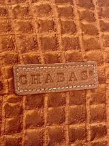 Correa de repuesto para cartera, de tela color beige con rayas blancas y negras. Incluye herrajes metálicos color bronce y apliques de cuero sintético color marrón.
