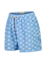 Short de baño celeste de corte regular y tiro medio, con estampado repetido de peces blancos. Cuenta con cintura elástica y cordón ajustable gris con herrajes metálicos.