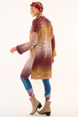 Cardigan largo de punto con diseño degradado en tonos rojo, mostaza y beige, de manga larga y aberturas laterales, confeccionado con acabado texturizado tipo pointelle.