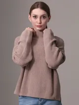 Sweater color beige de tejido de punto grueso con cuello alto y mangas largas.