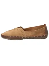 Slip on RKF modelo Laurie, color tostado, confeccionado en cuero suede flexible. Su diseño incluye detalles de tachas metálicas en el empeine, costuras visibles artesanales en el contorno y suela de goma antideslizante.