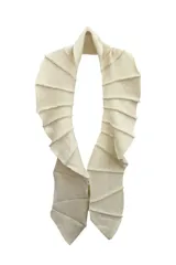 Bufanda larga de lana afieltrada, tejida y teñida a mano, con diseño de bloques de color en tonos tierra, negro y verde.