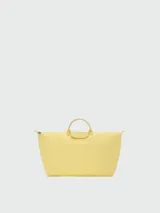 Bolso de viaje XL Longchamp Le Pliage One, color amarillo, confeccionado en nailon con asas cortas y solapa de cuero con cierre de broche a presión.