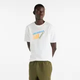 Remera New Balance de hombre, modelo Tri-Logo, en color blanco con estampa frontal geométrica y logotipo de la marca.