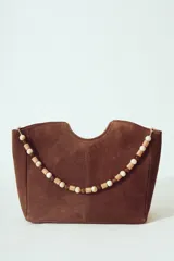 Bolso tipo tote bag de gamuza color marrón oscuro, con asas de hombro largas y estructura rectangular.