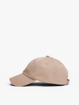 Gorra de béisbol de cinco paneles confeccionada en algodón, con ojales de ventilación y hebilla ajustable en la parte trasera. Presenta el logo de la marca bordado en el frente.