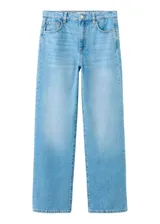 Jeans tiro medio de corte wide leg y diseño amplio en las piernas, en tono azul claro con efecto ligeramente desgastado.