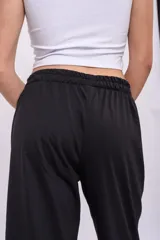 Pantalón jogging de pierna ancha y corte recto color marrón, confeccionado en algodón premium con cintura elastizada y caída amplia.