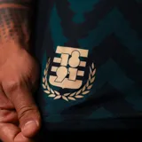 Camiseta de fútbol Puma del Club Atlético Peñarol, modelo Third Jersey 2026. Presenta un diseño con patrón de zigzag en tonos verde oscuro y negro, con detalles en dorado en el cuello, mangas y logos. Incluye el escudo del club, logo de Puma y sponsor Antel en el frente.