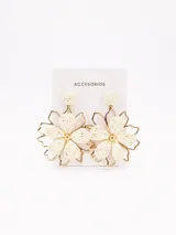 Aros colgantes con forma de flor, hechos de hilo trenzado color beige y contorno dorado.