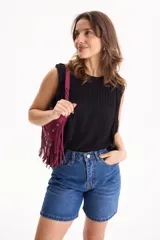 Short de jean negro con elastano, de corte mom, tiro alto y diseño clásico de cinco bolsillos.