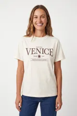 Remera celeste de manga corta y cuello redondo, de corte clásico y liso.