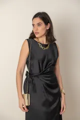 Vestido midi negro de satén, corte recto, sin mangas, con lazo lateral y cuello redondo.