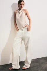 Top de cuello halter satinado en color naranja tostado, con espalda descubierta y cierre trasero de botones.