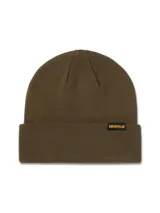 Gorro de lana tejido color verde militar, con diseño de puño enrollado, pliegues en la coronilla y etiqueta con el logo de Caterpillar en el frente.