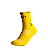 Medias deportivas de caña media, color amarillo con detalles en negro. Presentan diseño con el texto 'PEÑAROL' y el número '1891' junto al logo de la marca Tiffosi. Cuentan con tejido técnico en el empeine para mayor transpirabilidad y tecnología antideslizante en la planta.