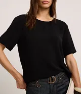 Blusa fucsia de manga corta con cuello redondo pespunteado, diseño sin estampa y efecto airflow con textura sutil. Cuenta con abertura trasera tipo gota y cierre con botón.