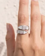 Anillo abierto en espiral de acero inoxidable, adornado con inserciones de nácar y detalles de circonitas pavé.