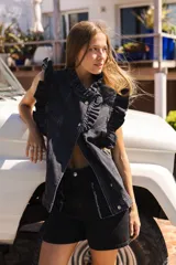 Short de denim color crudo, de calce relajado y cintura media.