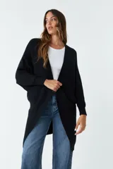 Saco largo tejido color negro, de corte holgado y mangas largas.