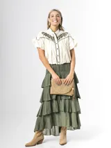 Falda larga color verde militar, confeccionada en algodón, con diseño de múltiples volados escalonados y cintura elastizada.