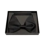 Moña negra con pañuelo de bolsillo a juego, confeccionados en satén.