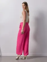 Pantalón wide leg color fucsia de crepe con pretina ancha elastizada.